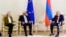 Армян премьер-министри Никол Пашинян (оңдо), Еврокомиссиянын төрайымы Урсула фон дер Ляйен жана Еврокеңештин жетекчиси Антониу Кошта. Ереван, 5-май 2026-жыл