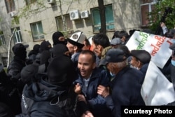 СОБР удерживает активистов, желающих пройти в сторону центральной площади. Алматы, 24 апреля 2021 года.