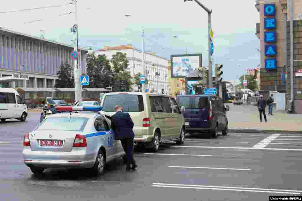 Машыны ДАІ перакрылі праспэкт