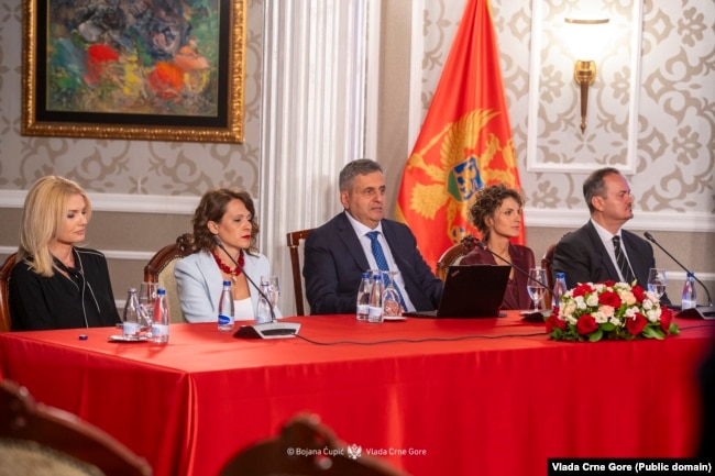 Ministri Radunoviq me bashkëpunëtorët e tij, në konferencën ku paraqiti propozimin për referendum.