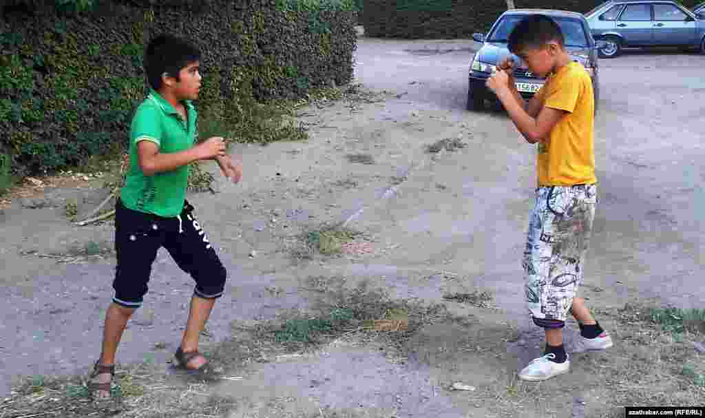 Ýakalaşýan oglanlar