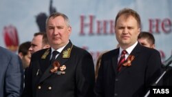 Dmitri Rogozin (stânga) şi liderul separatist Evgheni Şevciuk, la parada de 9 mai la Tiraspol, 2014