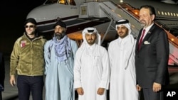 له چپې خوا دویم کس په افغاني کالیو کې امیر امیري دی چې تازه له زندانه خوشې شوی.