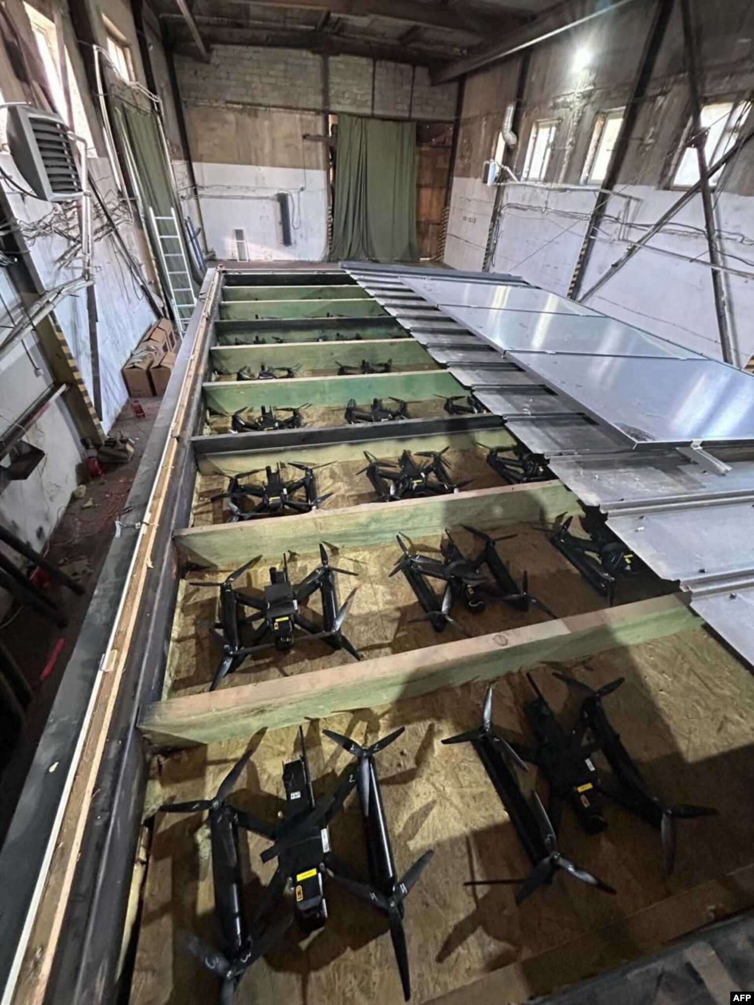 Një pamje e publikuar nga Shërbimi Ukrainas i Sigurisë që tregon dronët e fshehur në një çati të improvizuar.