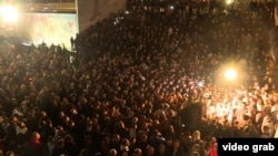 Mbështetës të VLEN-it duke festuar në Çair.