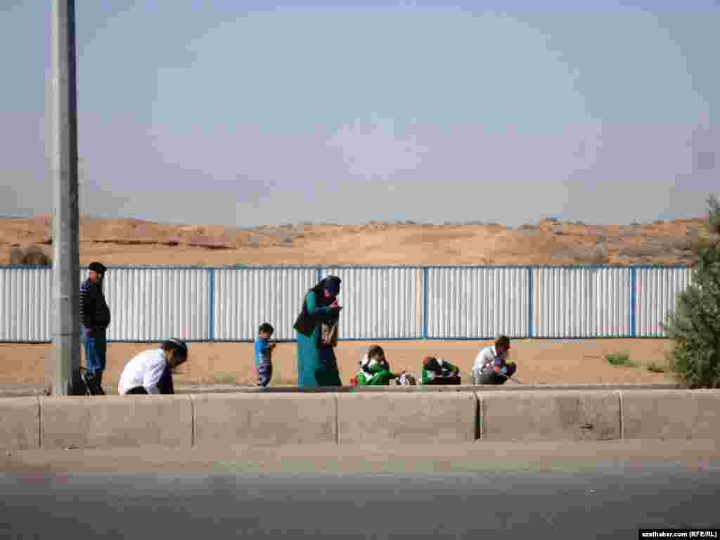 Çoganlyda awtobusa garaşýan ýolagçylar