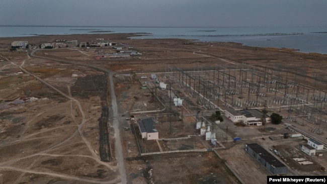 Almatı vilayətinin Ülkən kəndi və yaxınlığındakı elektrik yarımstansiyası. Ülkən AES-in tikintisi üçün üstün yer kimi seçilib.