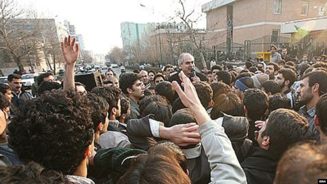 شماری از دانشجويان کوی دانشگاه تهران از جمعه شب گذشته تا يکشنبه شب در اعتراض به کيفيت بد غذا، سرويس های رفت و آمد و جداسازی دختران و پسران در سرويس های رفت و آمد تجمعاتی را برپا کردند