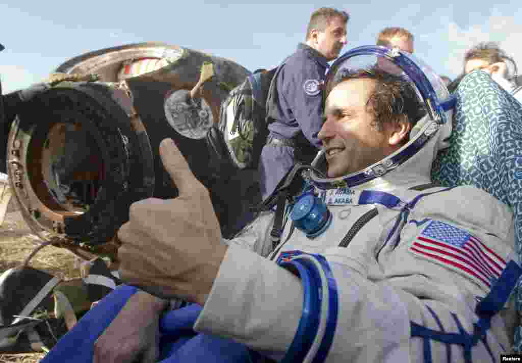 Astronavt Jozef Akaba hol-ahvoli haqidagi savolga bosh barmog&#39;ini yuqori ko&#39;tarib javob qaytarmoqda.