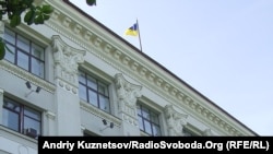 Луганська обласна рада з Державним прапором нагорі і червоним унизу. Луганськ, 22 червня 2011 року