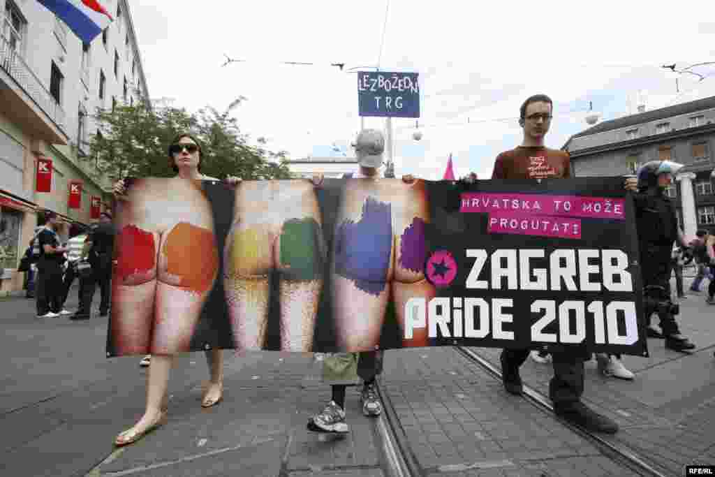 Parada ponosa u Zagrebu 19. jun 2010. , FOTO: ZOOMZG - Ovogodišnja manifestacija, koja je održana pod sloganom "Hrvatska to može progutati", okupila je oko 600 učesnika koji su došli da podrže pravo homoseksualaca na različitost. Povorku, koja je šetala ulicama Zagreba, obezbjeđivalo je oko 200 policajaca, 20-ak kombija i desetak automobila. Na Trgu bana Jelačića povorka se susrela sa predstavnicima Hrvatske čiste stranke prava, koji su organizovali kontraskup, ali nije došlo do fizičkih sukoba.