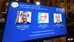 ეკრანზე ჩანან 2025 წლის ქიმიის დარგში ნობელის პრემიის ლაურეატები: იაპონელი სუსუმუ კიტაგავა, ბრიტანელი რიჩარდ რობსონი და ამერიკელ-იორდანელი ომარ მ. იაგი. შვედეთის სამეფო მეცნიერებათა აკადემია, სტოკჰოლმი, შვედეთი.