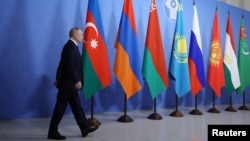 Numărul de steaguri pe care le numără Vladimir Putin la întâlnirile CSI se împuținează definitiv cu încă unul, cel al Republicii Moldova 