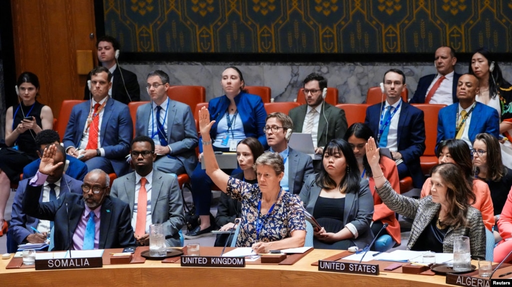 نمایی از نشست روز جمعهٔ شورای امنیت سازمان ملل برای رأی‌گیری دربارهٔ قطعنامه لغو تحریم‌های ایران 