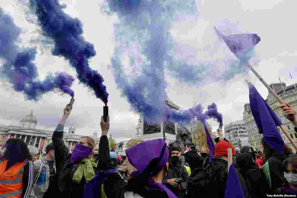 Londonban, a Trafalgar téren a tüntetések szigorítása ellen tüntettek. Kill the Bill néven már hetek óta zajlanak demonstrációk egy törvénytervezet ellen, ami megnövelné a rendőrség jogkörét a békés demonstrációkkal szemben.