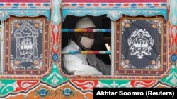 سرنشین اتوبوسی در کراچی پاکستان با ماسک