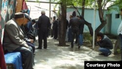 Марҳум Ҳабибулла Омоновнинг Қирғизистон Ўш шаҳридаги хонадонида ўтган жаноза маросимига намозхонлар кела бошлаган кезда олинган фотосурат.