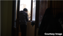 Нурдин Бишкектеги батирде агасы менен жашайт.