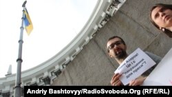 Journalists in Kyiv protest the prime minister's decision on May 23.