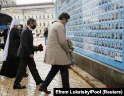 Зліва направо: глава Православної церкви України (ПЦУ) митрополит Епіфаній, держсекретар США Ентоні Блінкен і керівник МЗС Дмитро Кулеба під час покладання квітів до меморіалу «Стіна пам’яті загиблих за Україну». Київ, 6 травня 2021 року