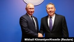 Nursoltan Nazarbaýew (sagda) we Wladimir Putin. 2018 ý.