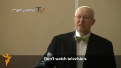 Шарҳи профессори рус: Телевизионҳои Русия каҷнамоянд