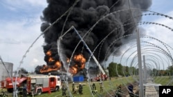 Илустративна фотографија - Пожарникари работат на гаснење пожар по извештаи дека експлозија погодила складиште за гориво во Воронеж, Русија, на околу 460 километри јужно од Москва. 24 јуни 2023 година.