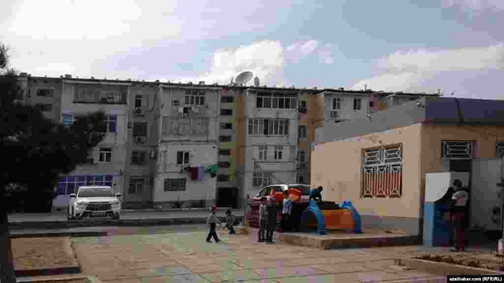 Köpgatly ýaşaýyş jaýlaryň howlusynda çagalaryň oýnamagy üçin niýetlenen meýdança ýumrulmak howpy abanýar, Aşgabat, aprel 2019. &nbsp;