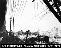 Această fotografie făcută în 1945 lângă râul Urakami din Nagasaki arată un perete de cărămidă naufragiat și fabrica de oțel și armament „Mitsubishi”, devastată după bombardamentul forțelor aeriene americane.