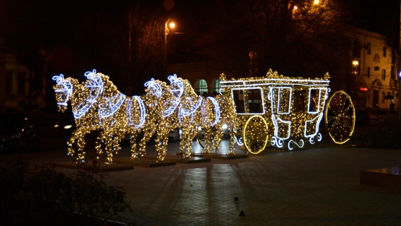 Центр Севастополя начали украшать к Новому году | Крымское фото дня