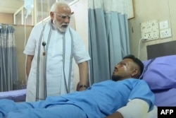 Vishwash Kumar Ramesh, singurul supraviețuitor al prăbușirii zborului Air India 171, este vizitat de premierul Indiei, Narendra Modi, la un spital din Ahmedabad. Captură de ecran dintr-o înregistrare publicată de canalul de YouTube al premierului indian, 13 iunie 2025.
