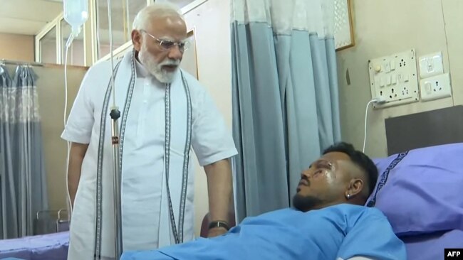 Kryeministri indian, Narendra Modi duke e vizituar të mbijetuarin e vetëm pas rrëzimit të aeroplanit. Fotografi e 13 qershorit 2025.