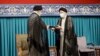 Ебрагім Раїсі (праворуч) був інавгурований після того, як отримав схвалення верховного лідера Аятолли Алі Хаменеї