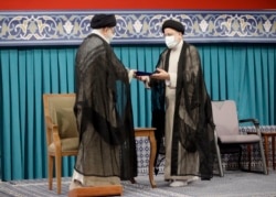 Высший руководитель Исламской республики Иран Великий аятолла Али Хаменеи вручает Ибрахиму Раиси президентский мандат. 3 августа 2021 года