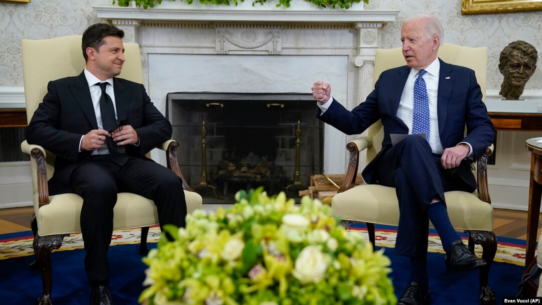 U.S. President Joe Biden (right) meets with Ukrainian President Volodymyr Zelenskiy in the Oval Office of the White House on September 1.