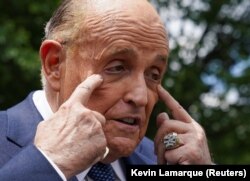 Rudolph Giuliani, fostul avocat personal al lui Donald Trump, vorbește cu reporterii la Casa Albă din Washington, 1 iulie 2020.