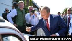 Putin signs the car at the wedding of Austrian Foreign Minister Karin Kneissl.