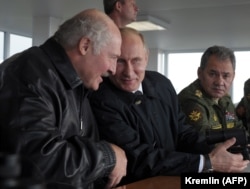 Vladimir Putin (centru), Alexandr Lukașenko (stânga) și ministrul rus al Apărării, Serghei Șoigu
