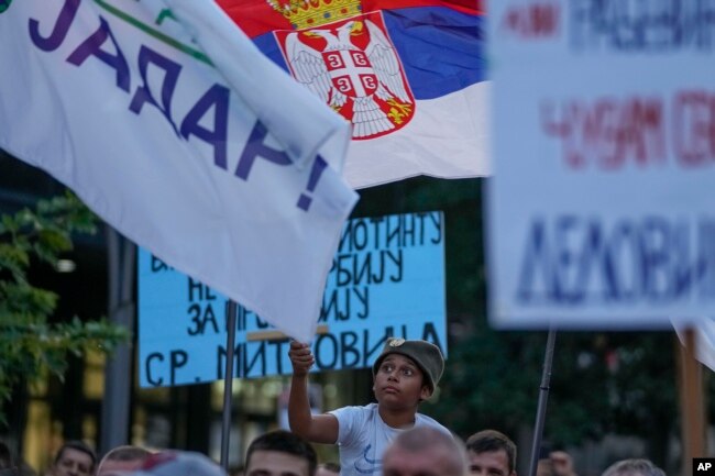 Mijëra njerëz protestuan në disa qytete të Serbisë kundër projektit të nxjerrjes së litiumit që Qeveria serbe nënshkroi së fundmi me Bashkimin Evropian.