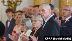 Анджэй Пачобут, беларуска-польскі журналіст і былы палітвязень, на цырымоніі ўручэньня ордэна Белага Арла прэзыдэнтам Рэспублікі Польшча Каралем Наўроцкім. Варшава, 3 траўня 2026 году