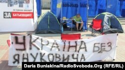 Намет Об’єднаної опозиції «прикрашають» фото затримання «беркутівцями» активістів черкаського «мовного Майдану»
