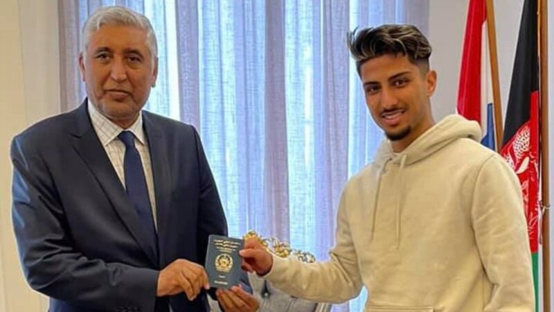 ستاره جدید تیم‌ ملی فوتبال افغانستان پاسپورت این کشور را دریافت کرد