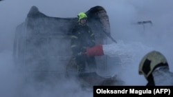 Українські рятувальники працюють над гасінням пожежі на місці російського авіаудару в Києві 24 січня 2026 року