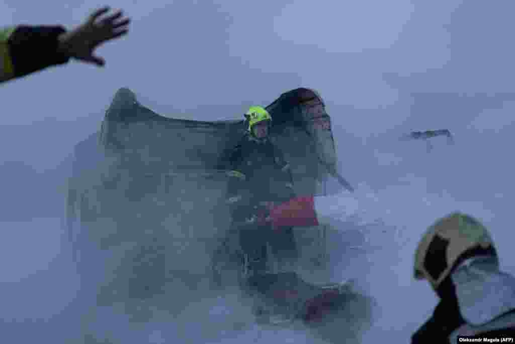 Рятувальники гасять пожежу на місці російського авіанальоту в Києві. Київ, 24 січня 2026 року