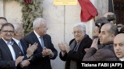 Махмуд Абас (у цэнтры справа) на адкрыцьці палестынскай амбасады ў Ватыкане.