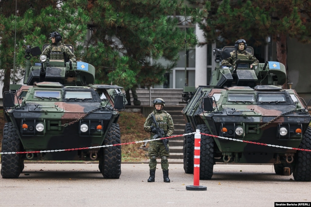 Pjesëtarë të FSK-së me makina transportuese. FSK-ja ka pajisje të llojeve të ndryshme, përfshirë autoblinda të prodhimit amerikan dhe turk.