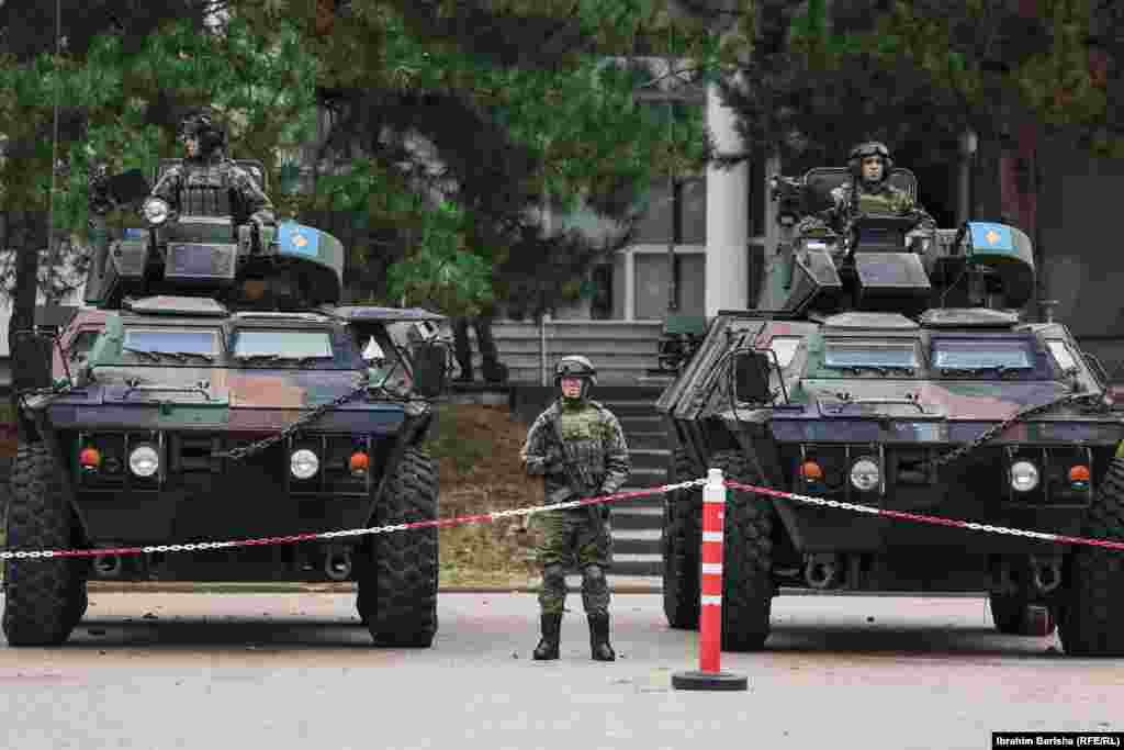 Pjesëtarë të FSK-së me makina transportuese. FSK-ja ka pajisje të llojeve të ndryshme, përfshirë autoblinda të prodhimit amerikan dhe turk.