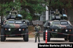 Pjesëtarë të FSK-së në kazermën "Adem Jashari".