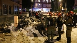 یک آپارتمان در شهر رامات گان در حومه تل‌آویو که بامداد چهارشنبه آسیب دید