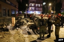 Echipele de intervenție intervin la locul unui atac cu rachete în Ramat Gan, la periferia orașului Tel Aviv, 18 martie.